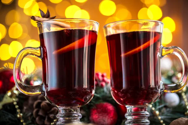 Vino caliente caliente con especias de Navidad — Foto de Stock