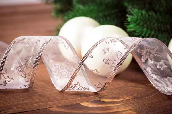 Белая лента и рождественские шары — стоковое фото