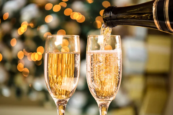 Copas de champán sobre árbol de Navidad — Foto de Stock