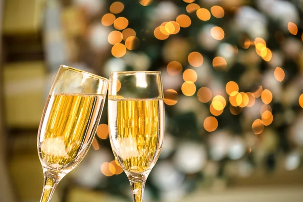 在圣诞树的香槟杯 — 图库照片