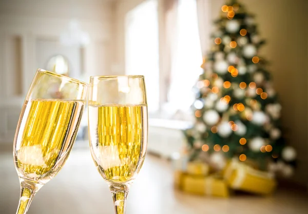 Copas de champán sobre árbol de Navidad — Foto de Stock