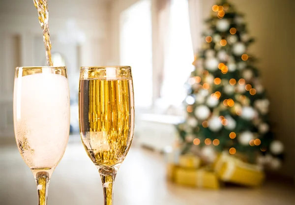 Copas de champán sobre árbol de Navidad — Foto de Stock