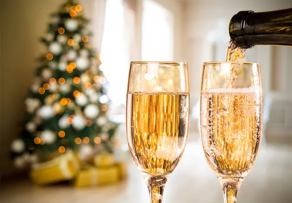 Copas de champán sobre árbol de Navidad — Foto de Stock