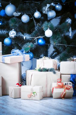 Noel tatil köknar ağacı ve hediyeler