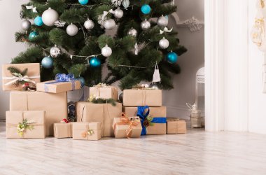 Noel tatil köknar ağacı ve hediyeler