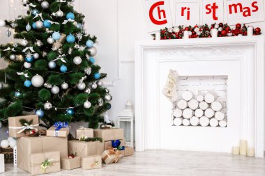 Noel tatil köknar ağacı ve hediyeler
