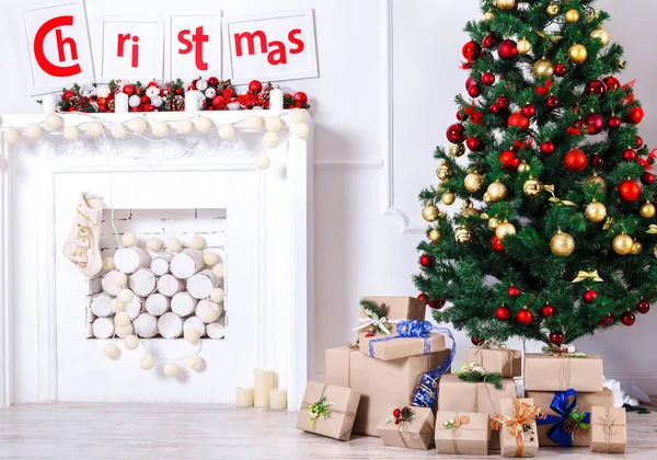 Vánoční strom jedle dovolenou a dárky — Stock fotografie