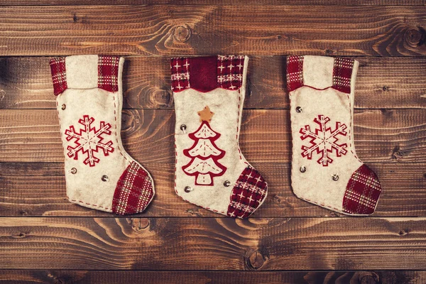 Calcetines de Navidad en la pared — Foto de Stock