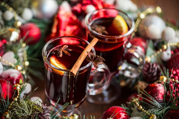 Vin chaud chaud chaud avec des épices — Photo