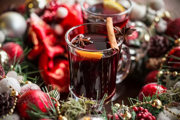 Glühwein mit Gewürzen — Stockfoto