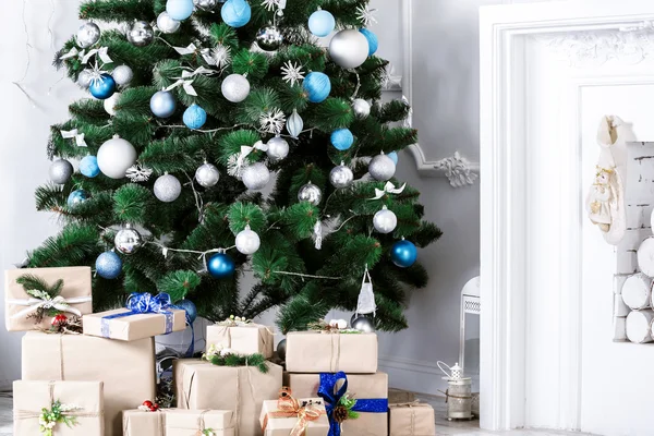 Árbol de abeto navideño y regalos — Foto de Stock