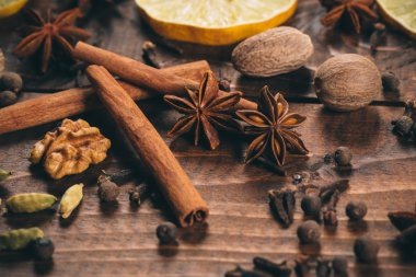 Sıcak şarap için baharat koleksiyonu