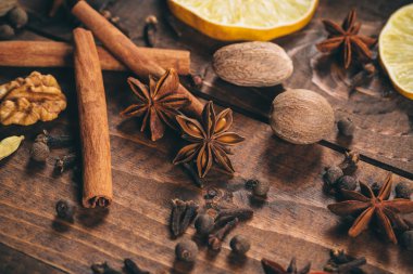 Sıcak şarap için baharat koleksiyonu