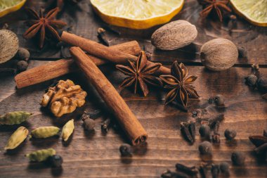 Sıcak şarap için baharat koleksiyonu