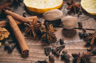 Sıcak şarap için baharat koleksiyonu