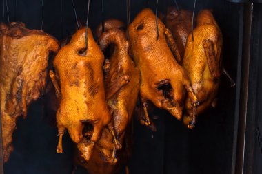 Ördekler hangind peg üzerinde füme