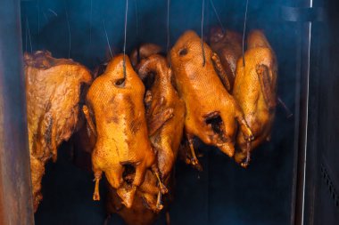 Ördekler hangind peg üzerinde füme