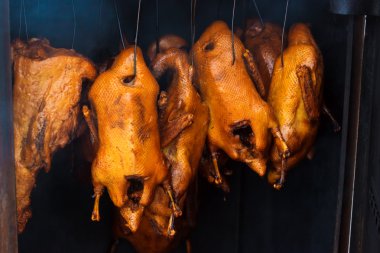 Ördekler hangind peg üzerinde füme