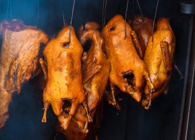 Ördekler hangind peg üzerinde füme