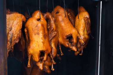 Ördekler hangind peg üzerinde füme