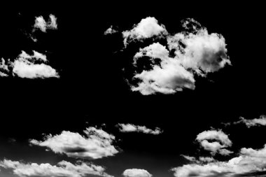 Beyaz bulutların üzerinde siyah gökyüzü