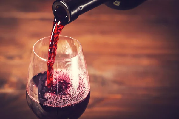 Χύνοντας κόκκινο κρασί στο ποτήρι — Φωτογραφία Αρχείου