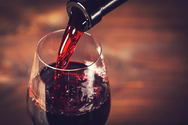 Χύνοντας κόκκινο κρασί στο ποτήρι — Φωτογραφία Αρχείου
