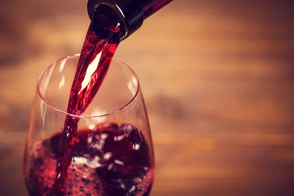 Kırmızı şarabı cama dök. — Stok fotoğraf
