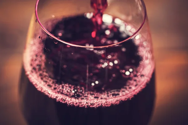 Nalévání červeného vína do skla — Stock fotografie