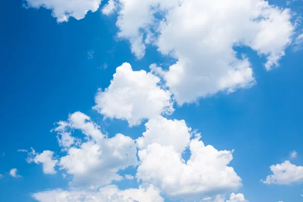 Céu azul com nuvens — Fotografia de Stock