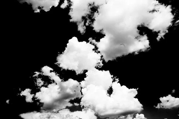 Witte wolken over zwarte hemel — Stockfoto