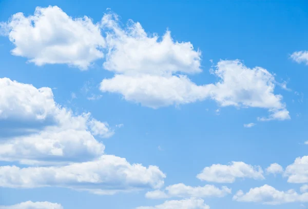 Blauwe lucht met wolken — Stockfoto