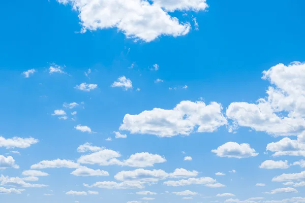 Langit biru dengan awan — Stok Foto