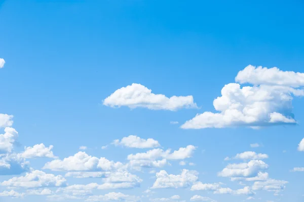 Ciel bleu avec nuages — Photo