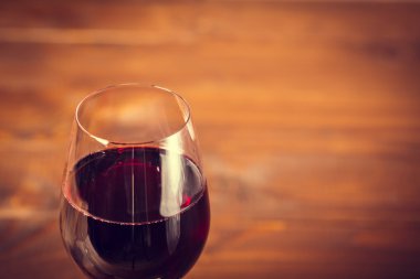 İnce kırmızı şarap cam