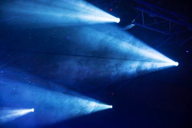 Renkli konser ışık gösterisi