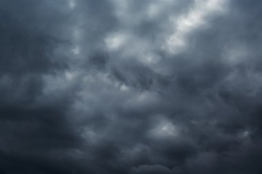 Fırtınadan önce kara bulutlar
