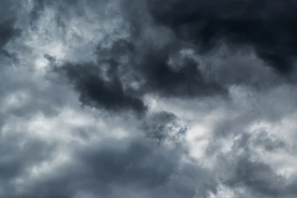 Dark clouds before a thunderstorm — Stock Photo, Image