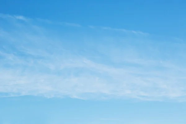 Blauer Himmel mit Wolken — Stockfoto