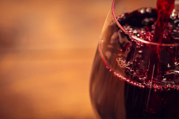 Rotwein fein einschenken — Stockfoto