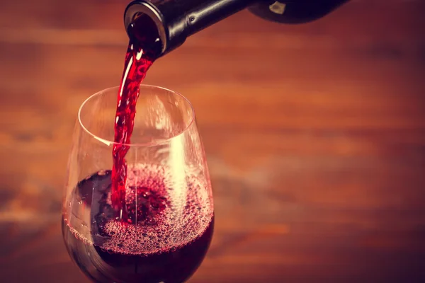 Fijne gieten van rode wijn — Stockfoto