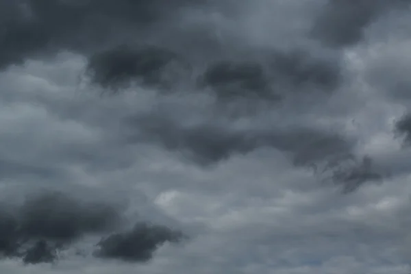 Nuvens escuras antes de uma tempestade — Fotografia de Stock