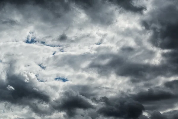 Σκοτεινά σύννεφα πριν μια καταιγίδα — Φωτογραφία Αρχείου