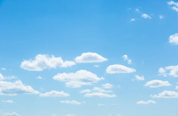 Blauer Himmel mit Wolken — Stockfoto