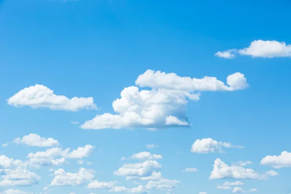 Céu azul com nuvens — Fotografia de Stock