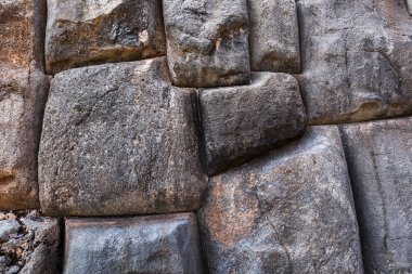 eski bir duvar büyük taşlar