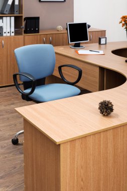 Monitör görünümünü bir masa üzerine