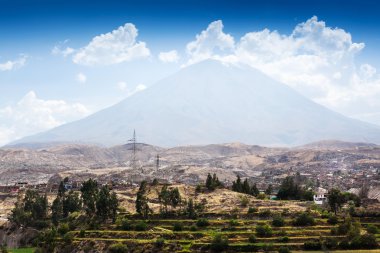 Uyuyan volkan ve şehir