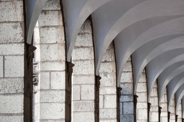 Colonnade kemerli tavanı
