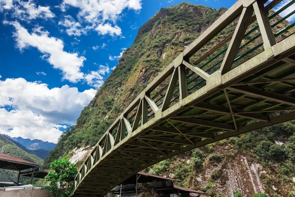 Puente peatonal arqueado — Foto de Stock